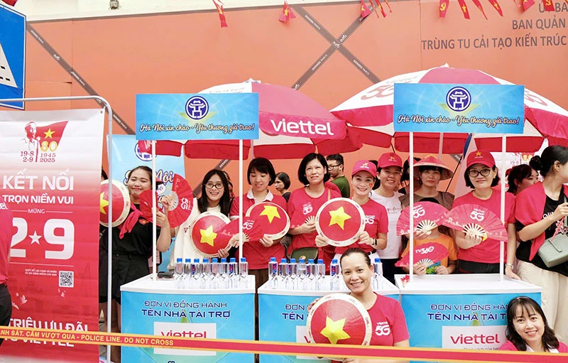 Viettel bekerja sama dengan Hanoi Youth Union untuk menyebarkan 15/67 titik distribusi barang kebutuhan pokok gratis untuk melayani masyarakat