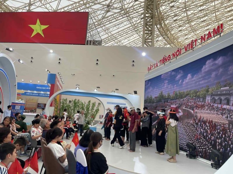 Du khách hào hứng trải nghiệm tại các gian hàng trưng bày -0