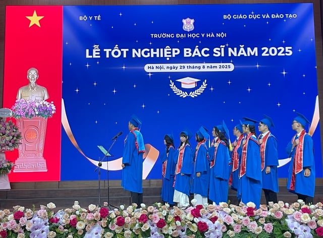 Gần 750 bác sĩ nhận bằng trong lễ tốt nghiệp 