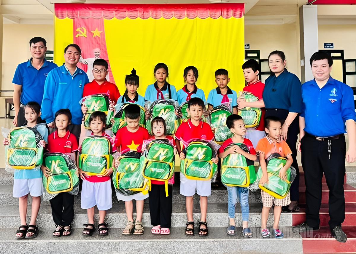លោក Truong Chan Sang ប្រគល់កាបូបស្ពាយរបស់សាលា Tiep suc den ដល់កុមារក្នុងវួដ Binh Thuan។