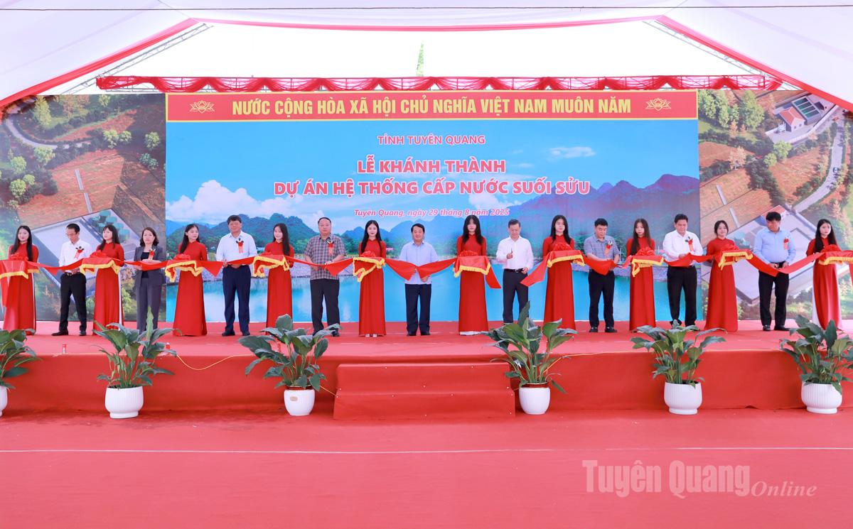 ថ្នាក់ដឹកនាំខេត្ត ធ្វើពិធីកាត់ខ្សែបូរសម្ពោធប្រព័ន្ធផ្គត់ផ្គង់ទឹកស្អាត ស៊ុយអែត។