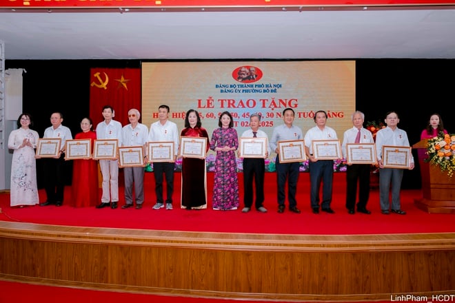 Đảng ủy phường Bồ Đề tổ chức Lễ trao Huy hiệu Đảng đợt 2/9- Ảnh 13.