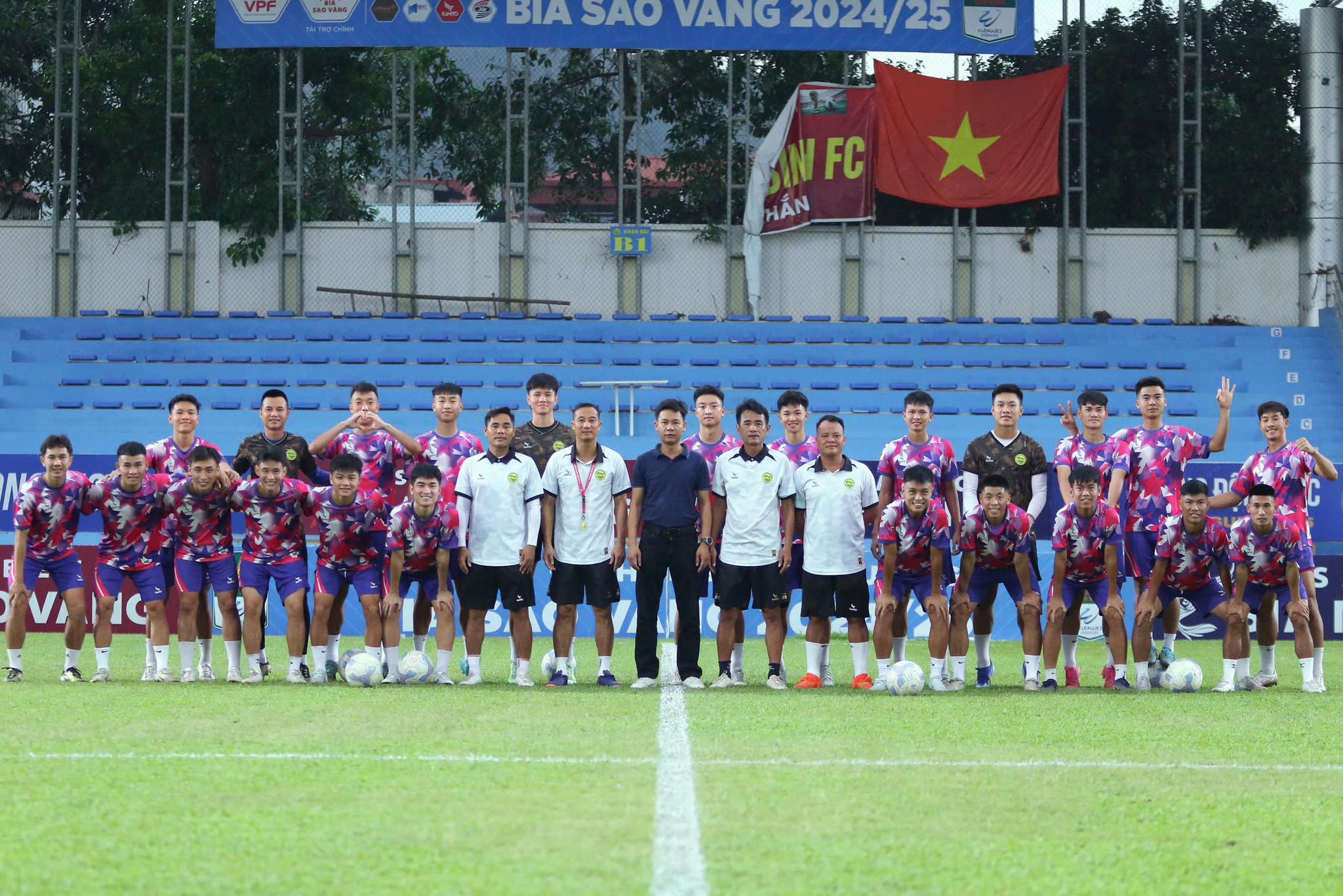 Hòa Bình vẫn đá hạng nhất, VPF mừng hơn bắt được vàng: Xin đổi tên, chuyển sang sân Việt Trì- Ảnh 3.