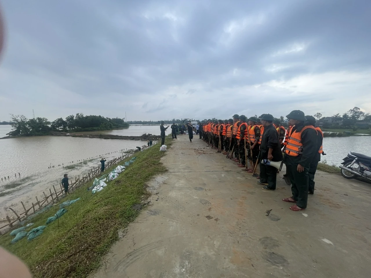 Quang Phu Ward ផ្តោតលើការដោះស្រាយឧប្បត្តិហេតុបាក់ដីនៅជើងទំនប់។