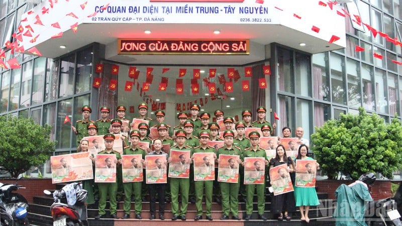 Police officers and soldiers came to receive the supplement.