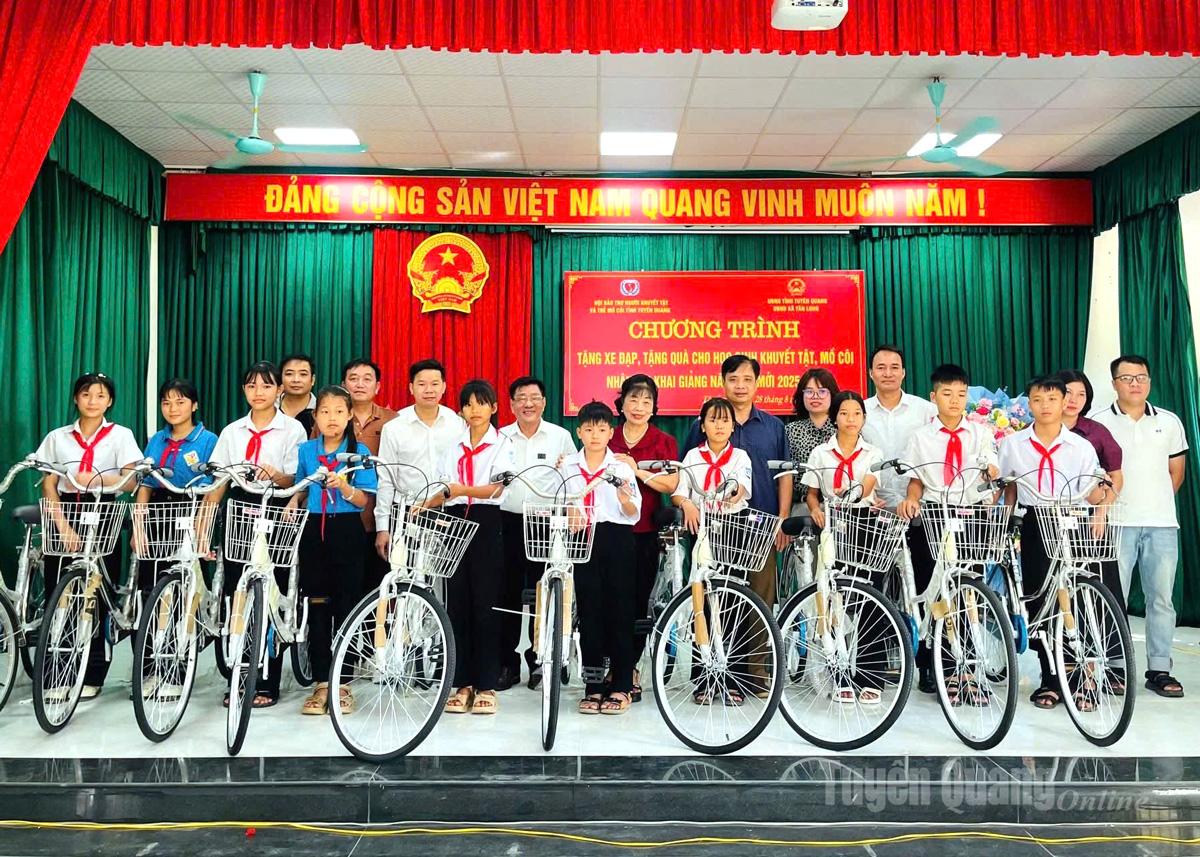Ban tổ chức trao tặng xe đạp cho trẻ khuyết tật, mồ côi, học sinh có hoàn cảnh khó khăn.