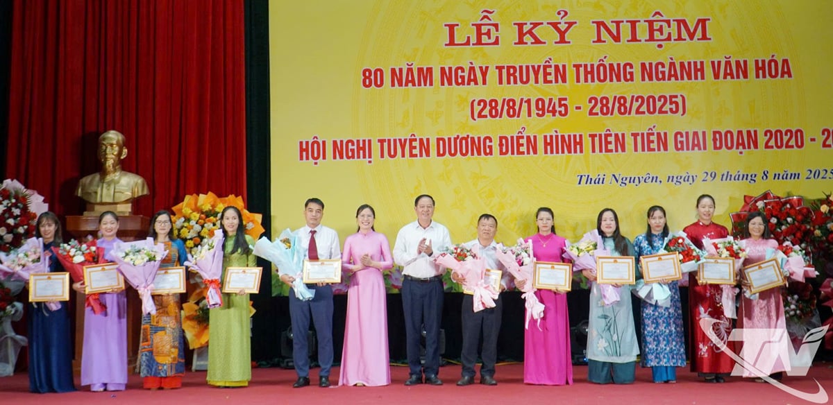 Representatives of the provincial Department of Culture, Sports and Tourism presented Certificates of Merit to individuals with outstanding achievements in the patriotic emulation movement, period 2020-2025.