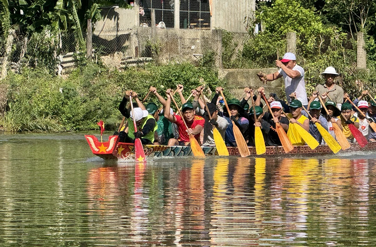 祭りに参加するために、男性漕艇選手たちが熱心に練習している - 写真：ゴック・ハイ