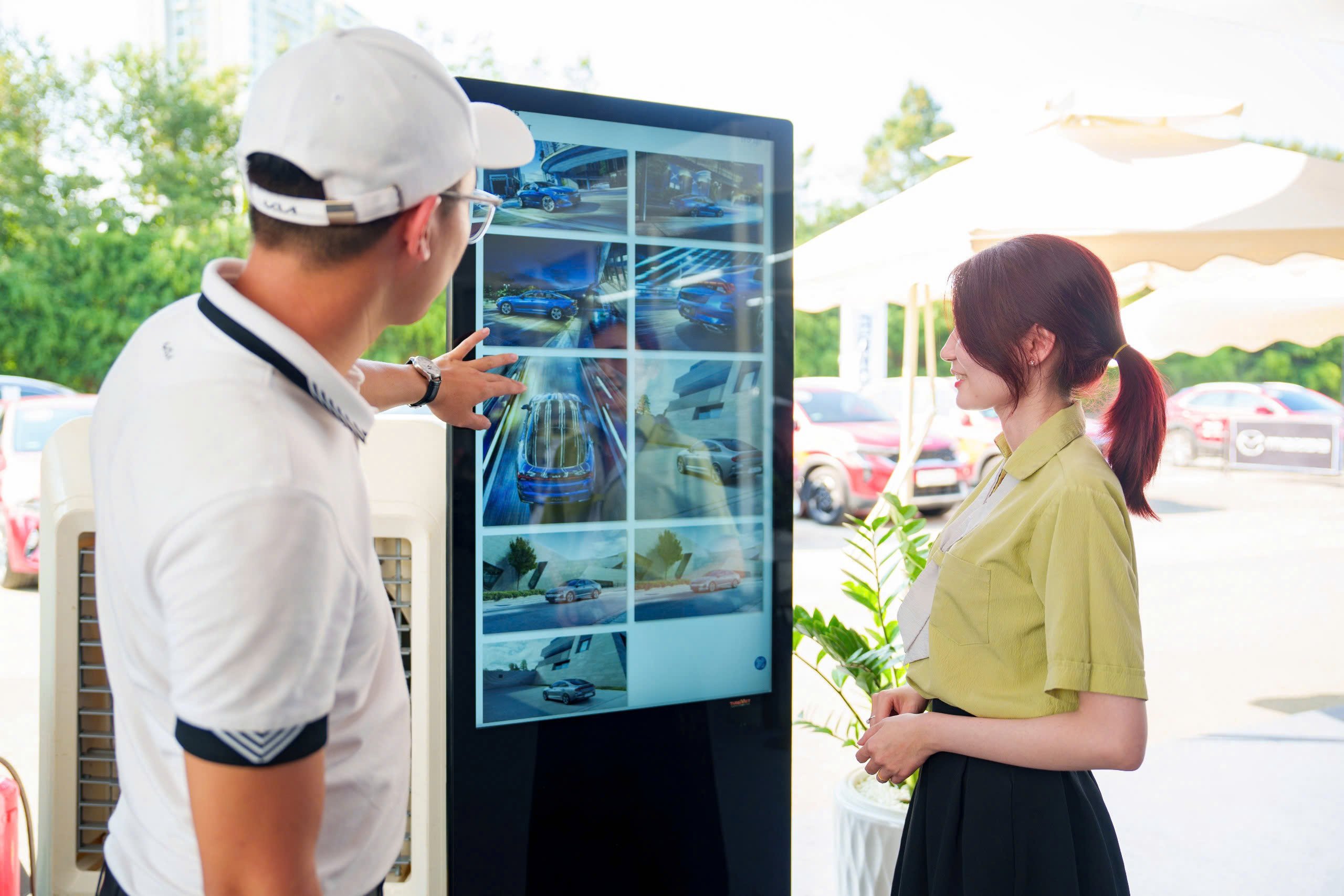 Interaktiver E-Standee erleichtert Kunden die Suche nach Produktinformationen
