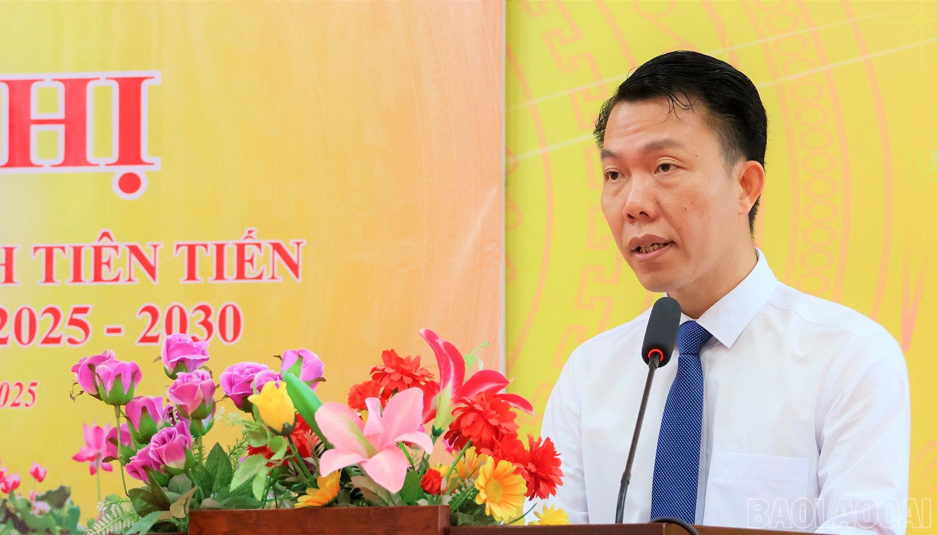 Đồng chí Dư Mạnh Cường - Chủ tịch UBND xã Mường Lai phát biểu tại hội nghị.