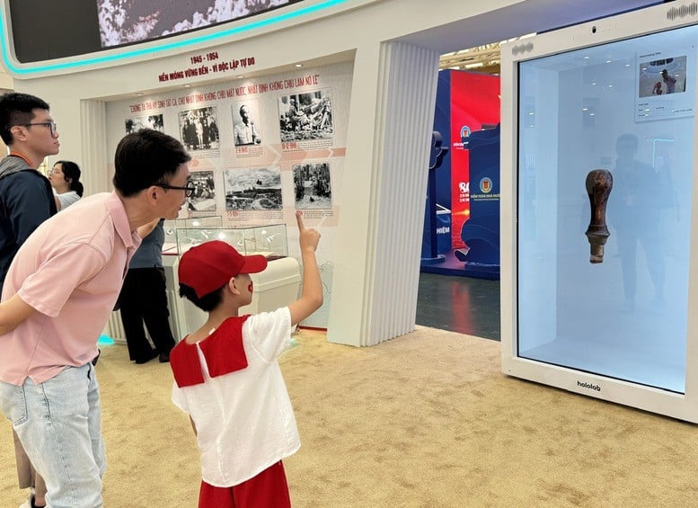 Experience the touchless interaction of virtual seals via hologram technology at the Government Office's Exhibition booth - Photo: VGP/Gia Huy