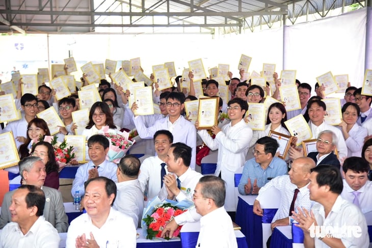 bác sĩ - Ảnh 4.