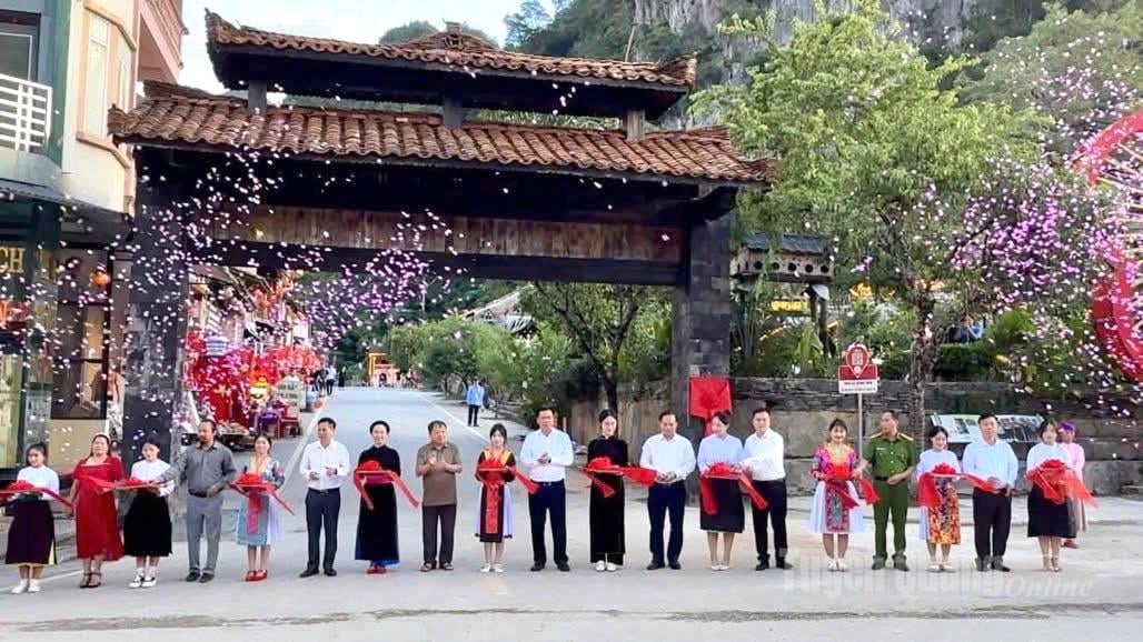 Delegates cut the ribbon to inaugurate the Old Quarter Gate - Dong Van.