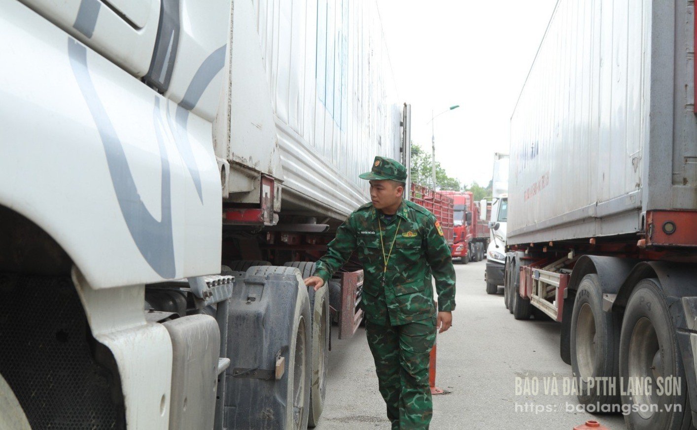 Officers and soldiers of Tan Thanh Border Control Station inspect vehicles entering and exiting through the specialized road transporting goods in the area of ​​landmarks 1088/2 - 1089.