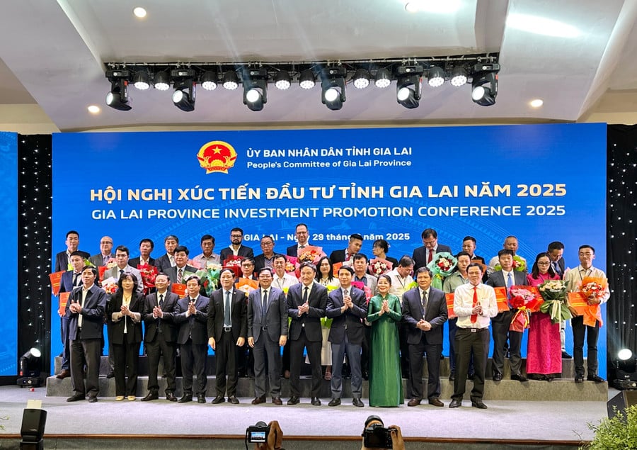 lanh-dao-tinh-trao-quyet-dinh-chu-truong-dau-tu-va-giay-chung-nhan-dang-ky-dau-tu-cho-27-du-an-anh-ha-duy.jpg