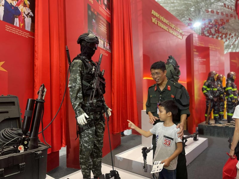 Du khách hào hứng trải nghiệm tại các gian hàng trưng bày -0