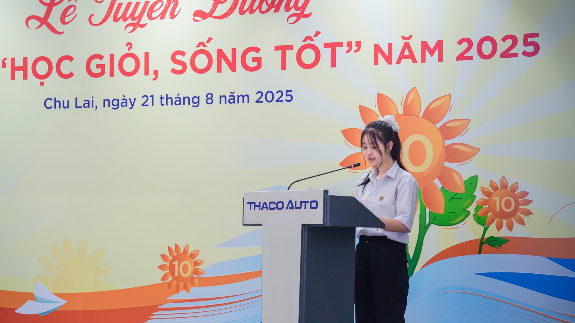 7.-Em-Dinh-Vu-Bao-Ngan, កូនប្រុសរបស់-Mr.-Dinh-Cong-Tung---Chief-of-Paint-Workshop-at-THACO-Bus-Factory-expresses-his-feelings