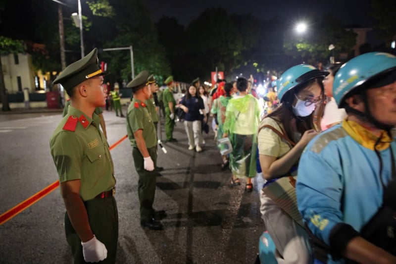 Nuit blanche à Hanoi avant la répétition du défilé -2