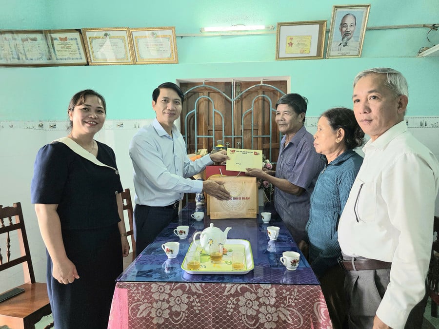 pho-bi-thu-tinh-uy-nguyen-ngoc-luong-tham-tang-qua-cho-thuong-binh-le-thanh-son-o-thon-dinh-xuan-xa-vinh-quang-anh-hong-thuong.jpg