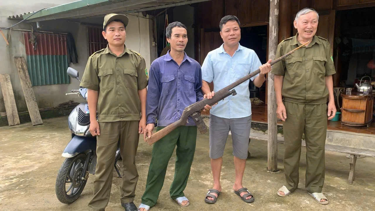 នគរបាល​ឃុំ Thanh Quan ឃោសនា និង​ប្រមូល​មនុស្ស​ប្រគល់​អាវុធ​ច្នៃ​តាម​ផ្ទះ
