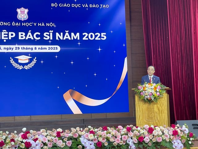 Gần 750 bác sĩ nhận bằng trong lễ tốt nghiệp 