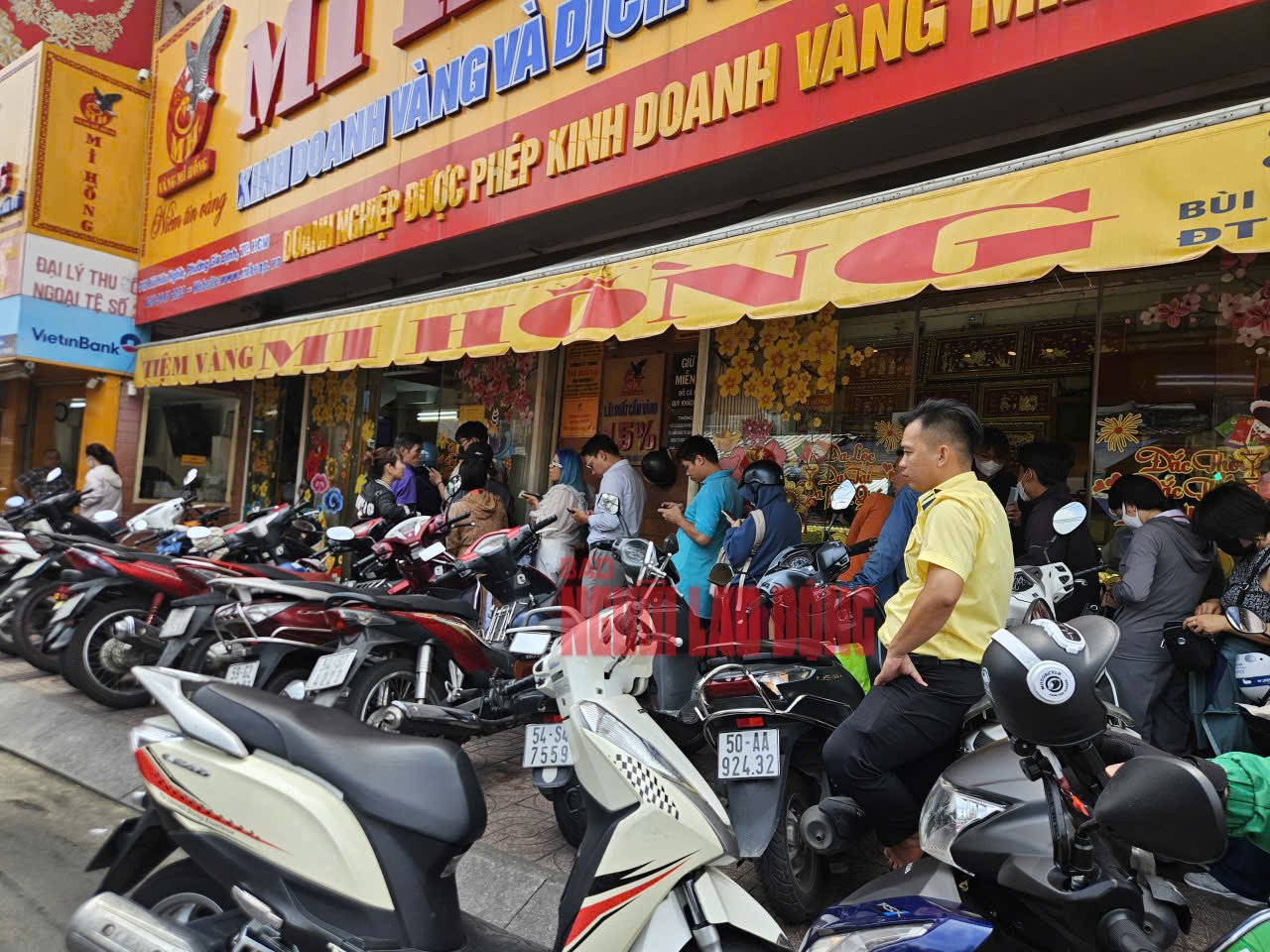Khách xếp hàng mua vàng nhẫn tại TP HCM khi giá vàng lập đỉnh - Ảnh 4.
