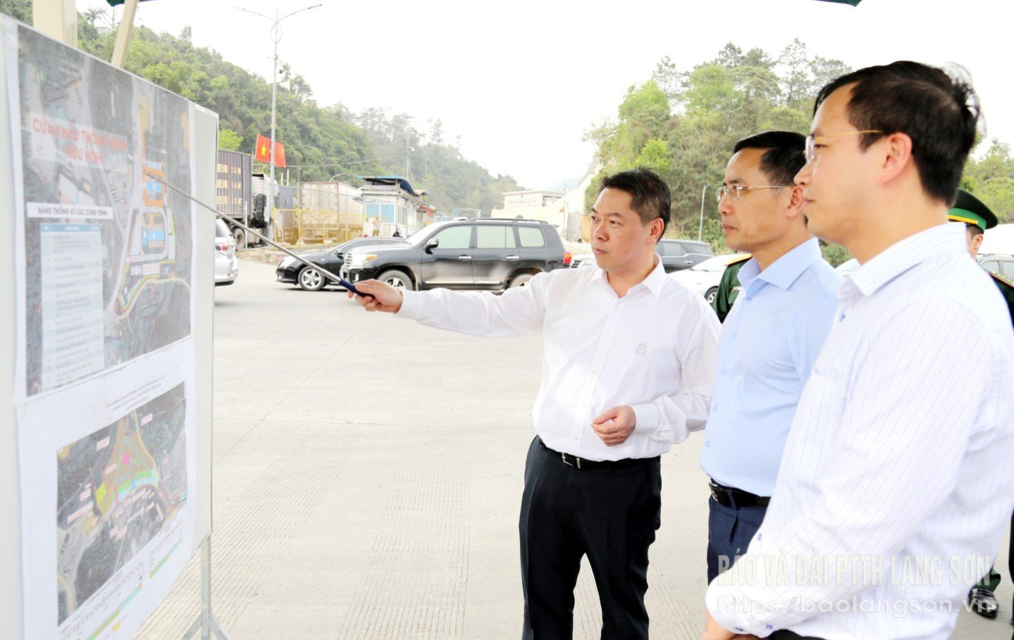 Comrade Doan Thanh Son, Vice Chairman of Lang Son Provincial People's Committee (far left) and members of the working delegation inspected the progress of project implementation in Dong Dang - Lang Son Economic Zone.