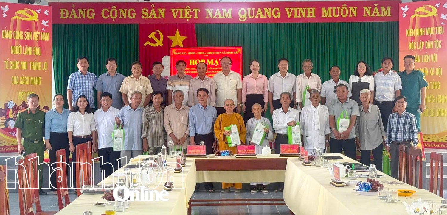 ថ្នាក់ដឹកនាំឃុំ Ninh Hai ជូនអំណោយ និងថតរូបអនុស្សាវរីយ៍ជាមួយឥស្សរជនក្នុងស្រុក និងមន្ត្រីសាសនា។