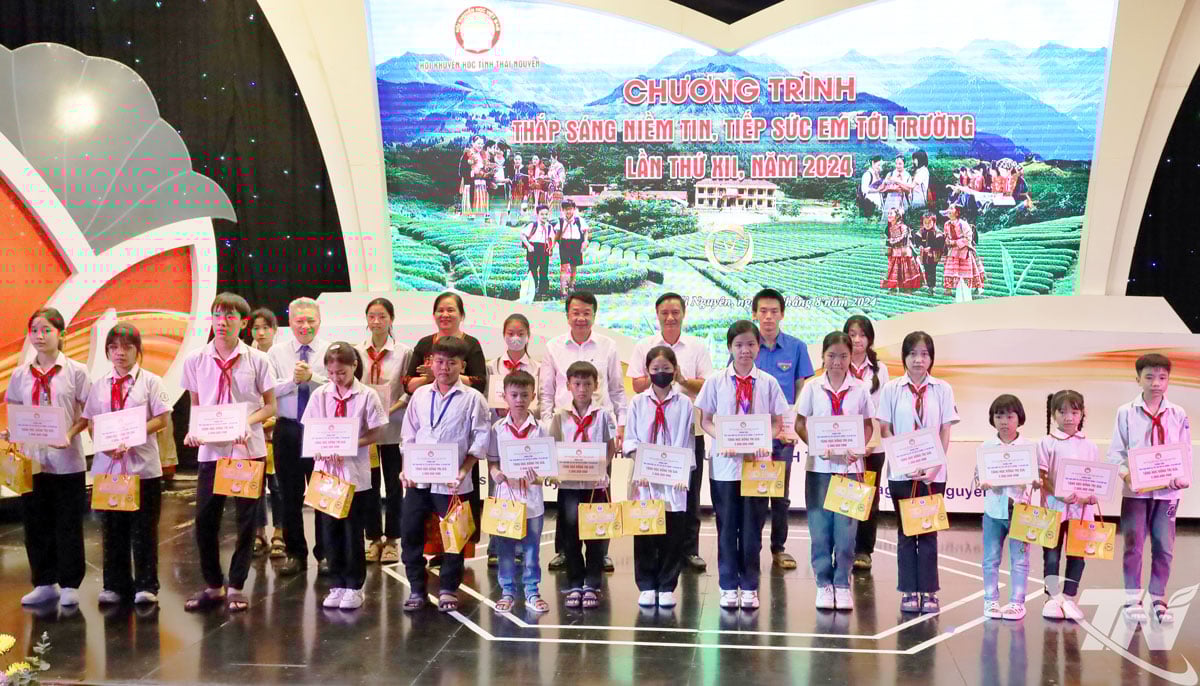 Lãnh đạo Trung ương Hội Khuyến học Việt Nam và lãnh đạo tỉnh Thái Nguyên trao học bổng cho các em học sinh trong Chương trình “Thắp sáng niềm tin, tiếp sức em tới trường năm 2024