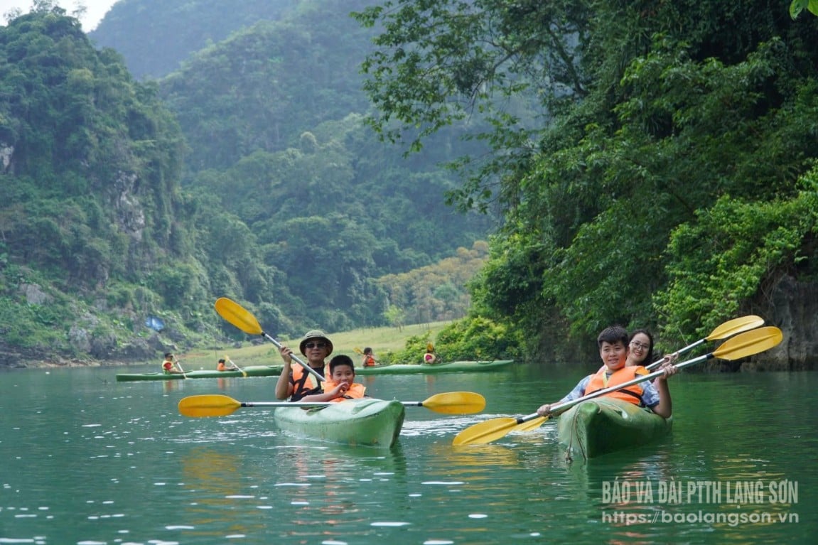 นักท่องเที่ยวสัมผัสประสบการณ์พายเรือในทะเลสาบดงลัม ตำบลฮูเหลียน
