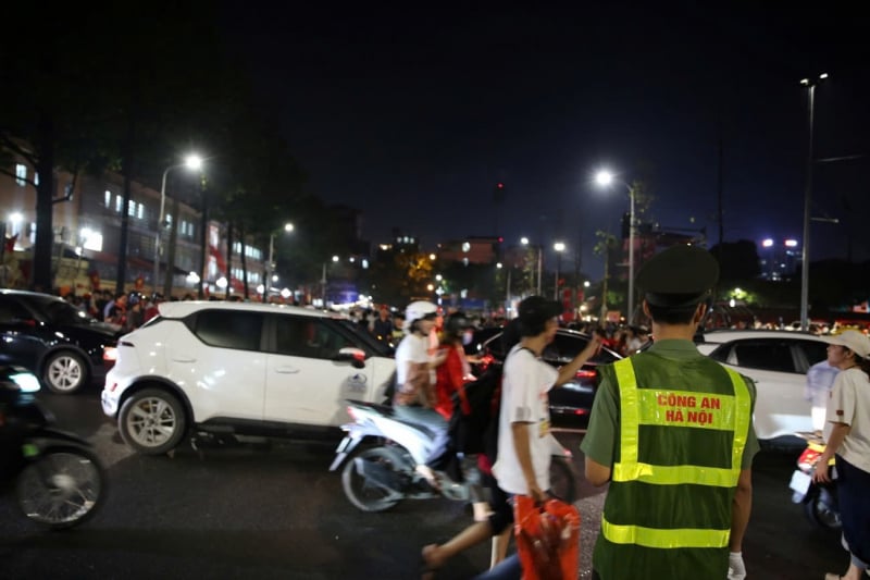 Nuit blanche à Hanoi avant la répétition du défilé -3