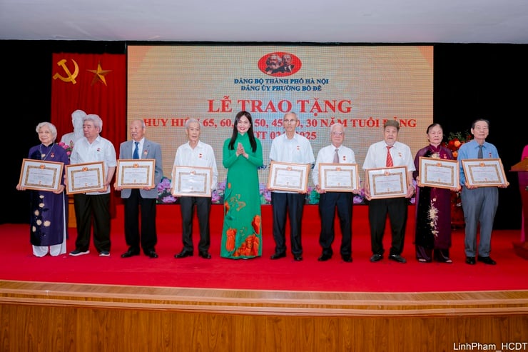 Đảng ủy phường Bồ Đề tổ chức Lễ trao Huy hiệu Đảng đợt 2/9- Ảnh 3.