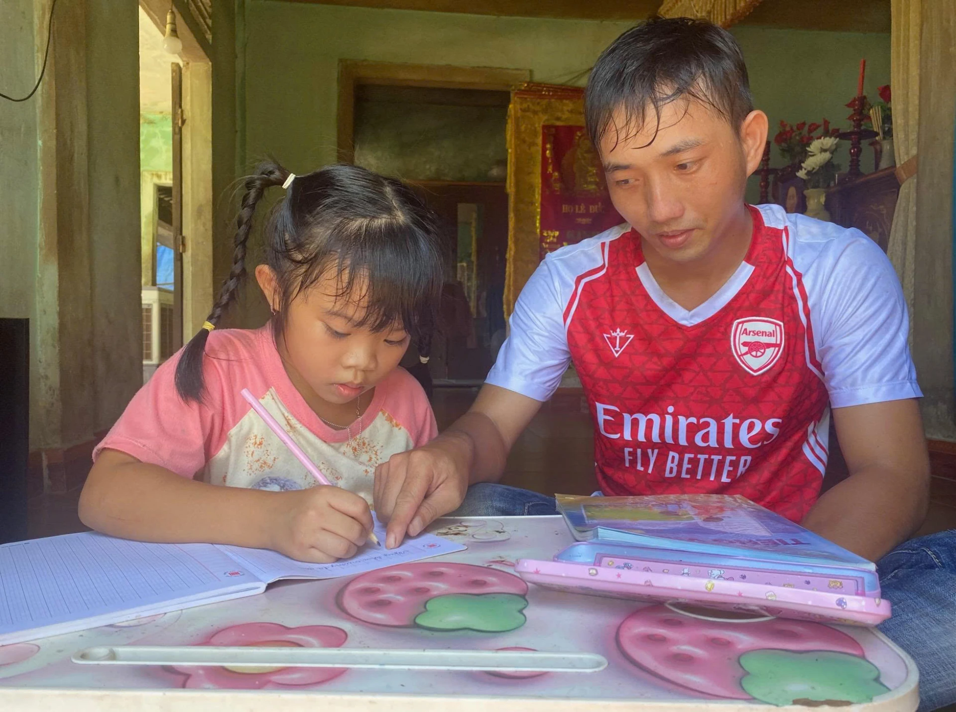 Anh Lê Đức Tuấn luôn dành nhiều thời gian để trò chuyện, đồng hành cùng cháu gái Nguyễn Lê Phương Nhã - Ảnh: N.B