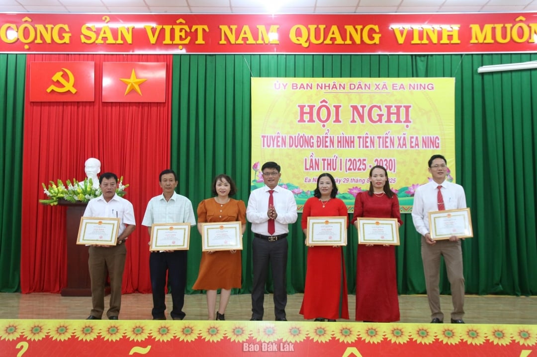 ប្រធានគណៈកម្មាធិការប្រជាជនឃុំ Ea Ning លោក Chu Thanh Tan បានប្រគល់ប័ណ្ណសរសើរដល់បុគ្គលដែលមានស្នាដៃឆ្នើមក្នុងចលនាត្រាប់តាមស្នេហាជាតិ។