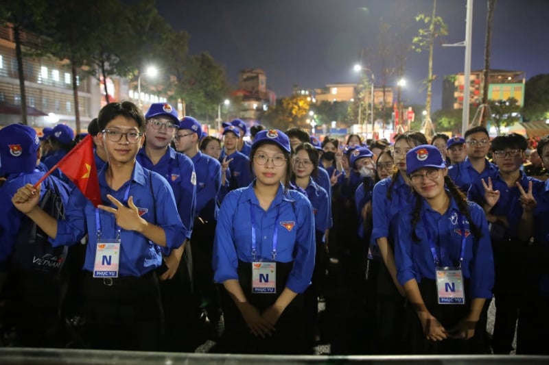 Nuit blanche à Hanoi avant la répétition du défilé -0