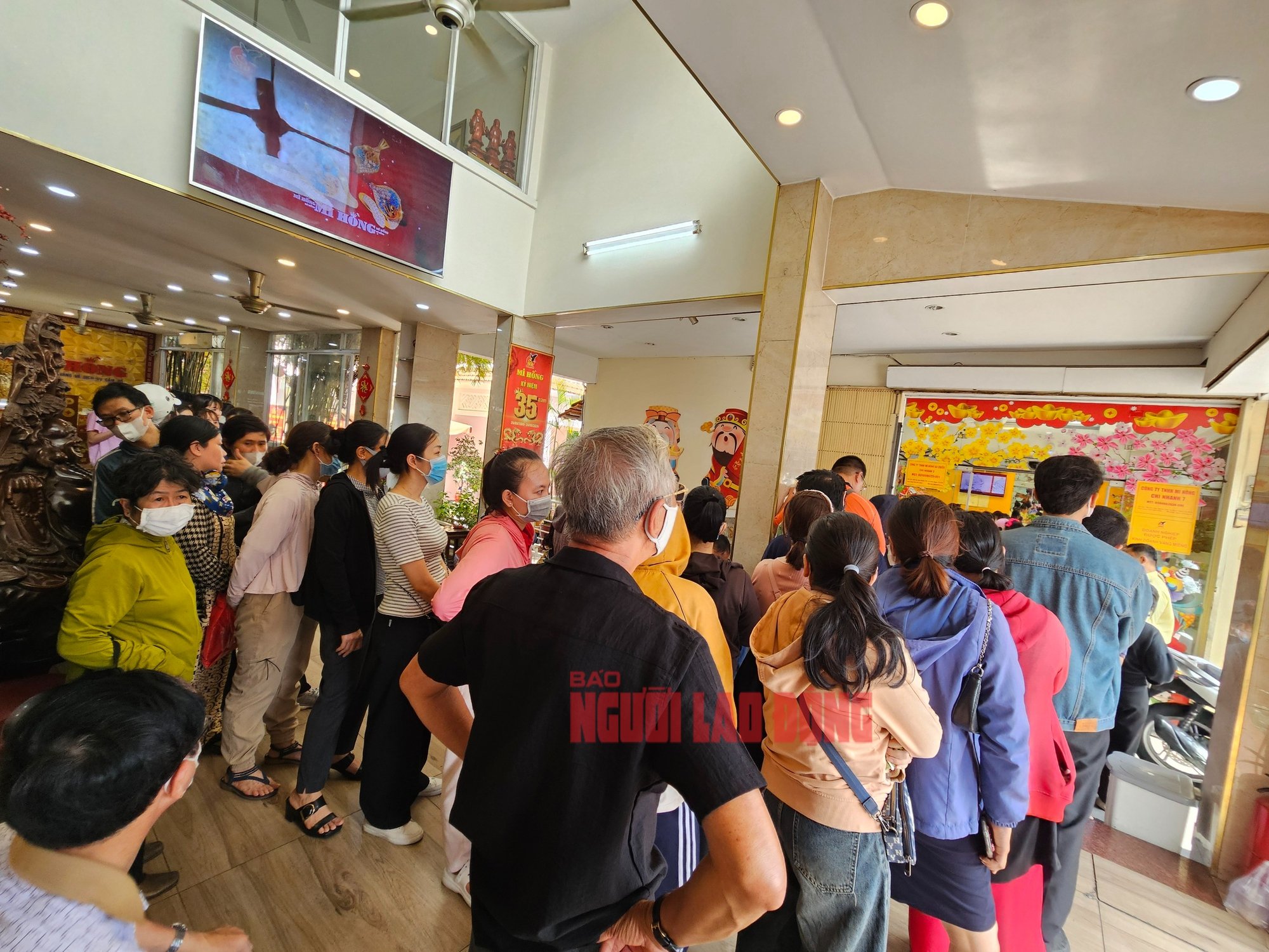 Khách xếp hàng mua vàng nhẫn tại TP HCM khi giá vàng lập đỉnh - Ảnh 2.