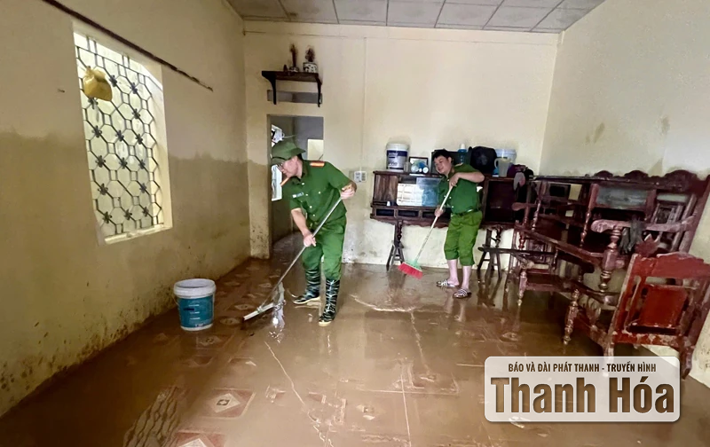 Ham Rong Ward Police support people to overcome the consequences of storm No. 5