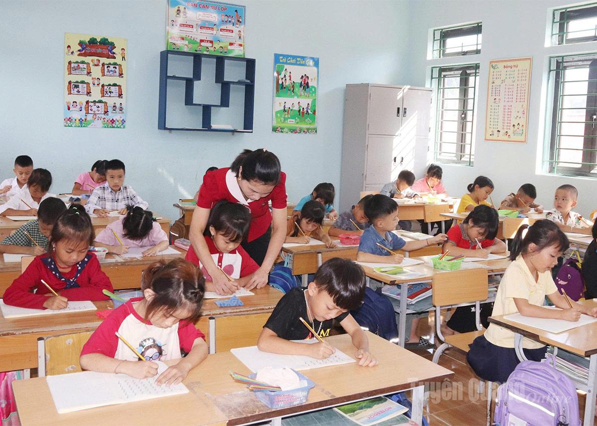 Giờ học của học sinh lớp 1 Trường Tiểu học Quyết Tiến (xã Quản Bạ).