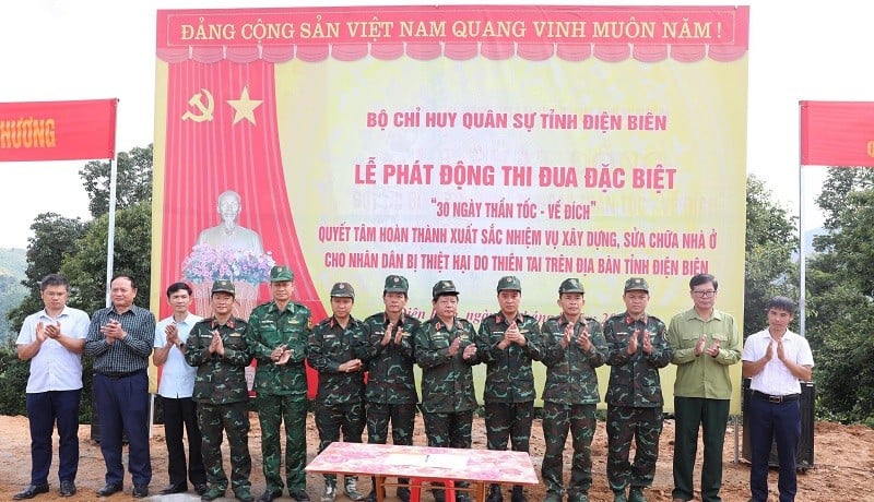 លោកវរសេនីយ៍ឯក Nguyen Trung Dac និងតំណាងថ្នាក់ដឹកនាំអង្គភាព និងអាជ្ញាធរឃុំ៖ Xa Dung, Na Son, Tia Dinh, Phinh Giang បានធ្វើជាសាក្សី អង្គភាពសម្តែងការប្តេជ្ញាចិត្តប្រកួតប្រជែងសាងសង់ផ្ទះជូនប្រជាពលរដ្ឋនៅតំបន់គ្រោះមហន្តរាយ។