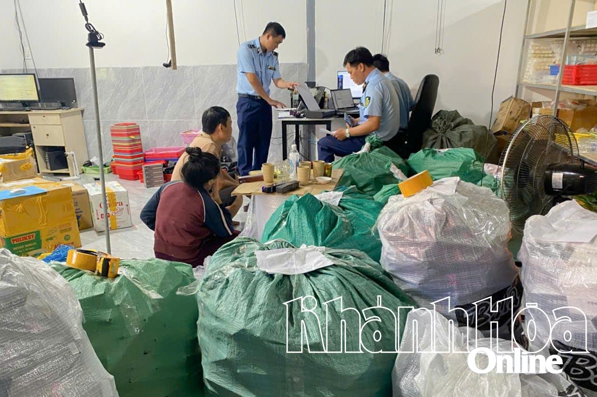Forças de gestão de mercado detêm temporariamente produtos infratores na comuna de Dien Khanh.