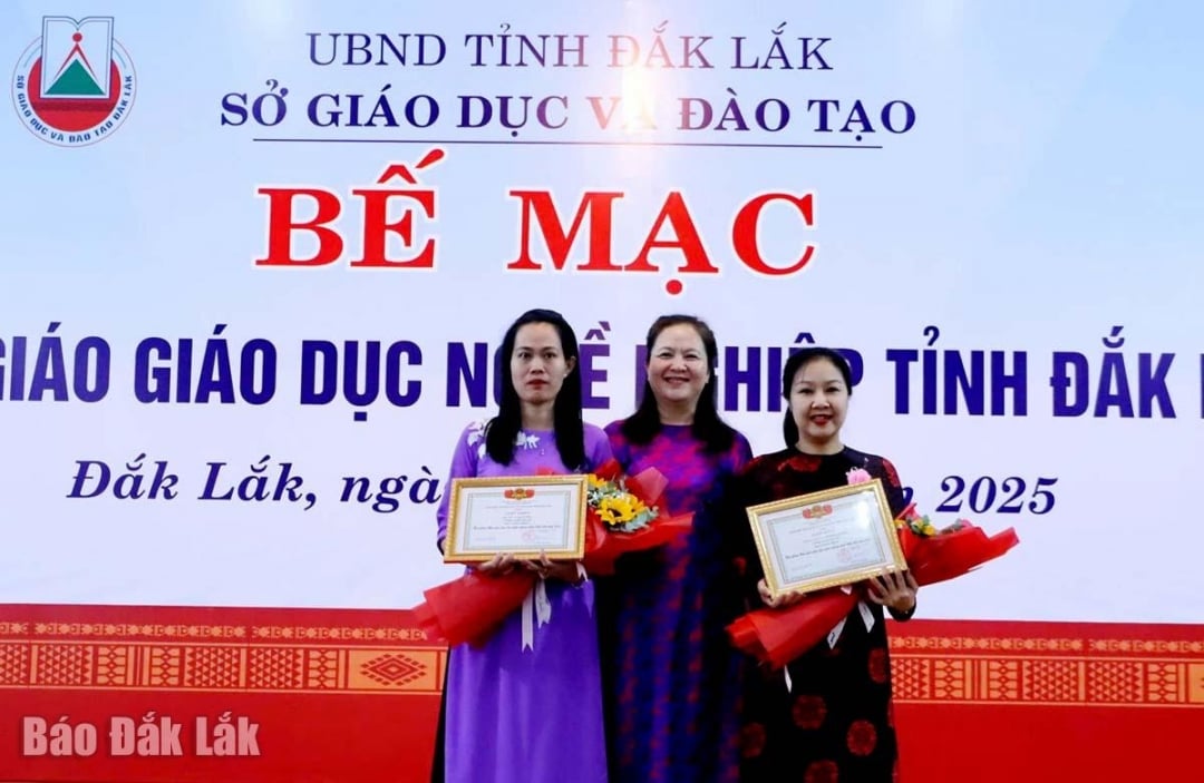 លោក Le Thi Kim Oanh អនុប្រធាននាយកដ្ឋានអប់រំ និងបណ្តុះបណ្តាល បានផ្តល់ប័ណ្ណសរសើរ និងកម្រងផ្កាជូនលោកគ្រូ អ្នកគ្រូ ដែលទទួលបានជ័យលាភីលេខ១។ រូបថត៖ Trung Hieu