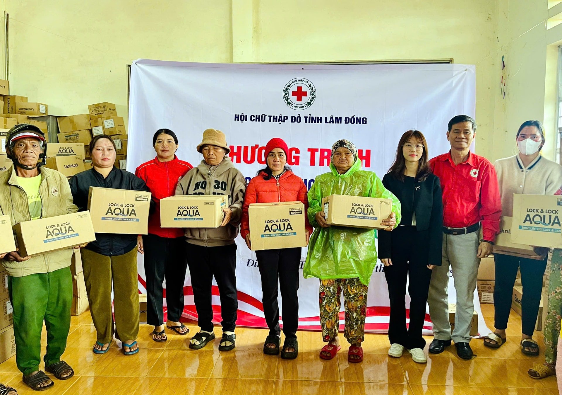 Moradores da comunidade de Dinh Trang Thuong recebem presentes do programa