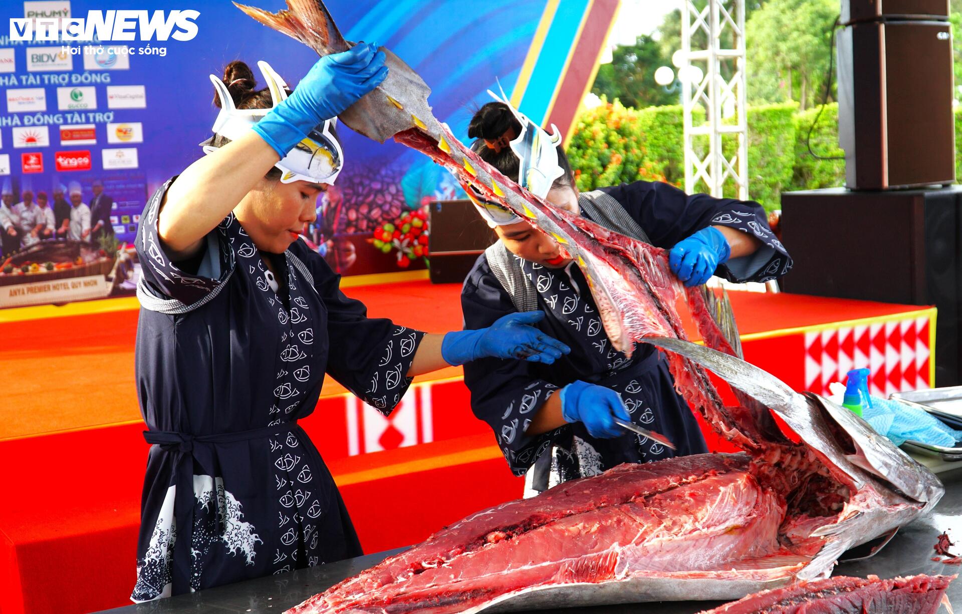 Feast your eyes on the sight of processing over half a quintal of ocean tuna to serve tourists for free - 2