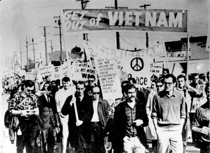 Trên 50.000 nhân dân Mỹ tổ chức đi bộ về Thủ đô  Washington và mít tinh biểu tình, phản đối chiến tranh xâm lược Việt Nam do Chính phủ Mỹ tiến hành (27/11/1965).