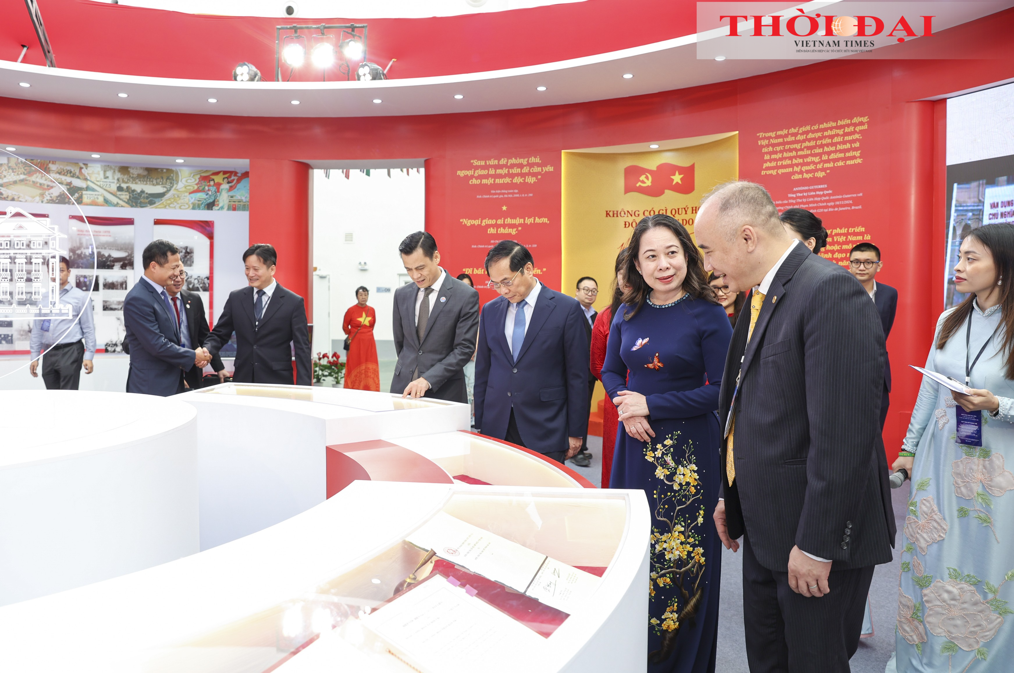 Là một trong những bộ đầu tiên của Chính phủ lâm thời nước Việt Nam Dân chủ Cộng hòa, Bộ Ngoại giao do Chủ tịch Hồ Chí Minh sáng lập và giữ cương vị Bộ trưởng đầu tiên. Trải qua hai cuộc kháng chiến và gần 40 năm Đổi mới, ngoại giao luôn đi trước mở đường, góp phần đưa Việt Nam từ một dân tộc thuộc địa trở thành quốc gia năng động, uy tín trong khu vực và thế giới. (Ảnh: Đinh Hòa)