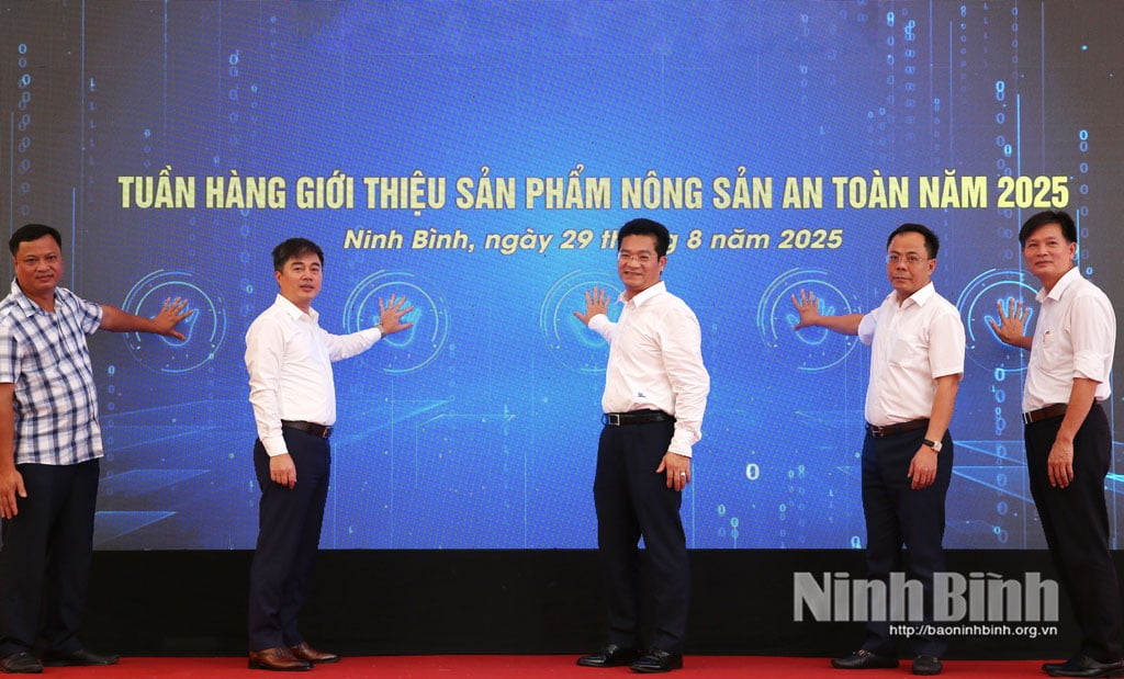 Kawan Tran Anh Dung, Anggota Komite Tetap Partai Provinsi, Wakil Ketua Komite Rakyat Provinsi, dan para pemimpin sejumlah departemen dan cabang memimpin upacara pembukaan Pekan Pengenalan Produk Pertanian Aman dan Produk OCOP Provinsi Ninh Binh tahun 2025.