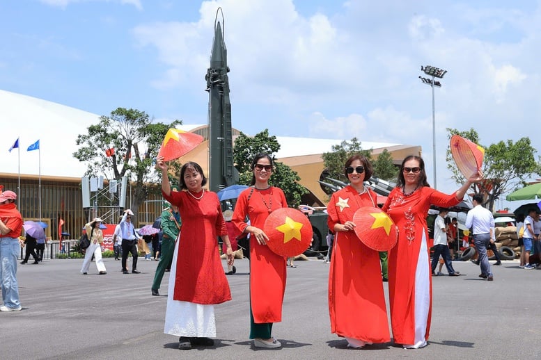 Người dân say mê chiêm ngưỡng khí tài quân sự tại Triển lãm thành tựu đất nước- Ảnh 13.