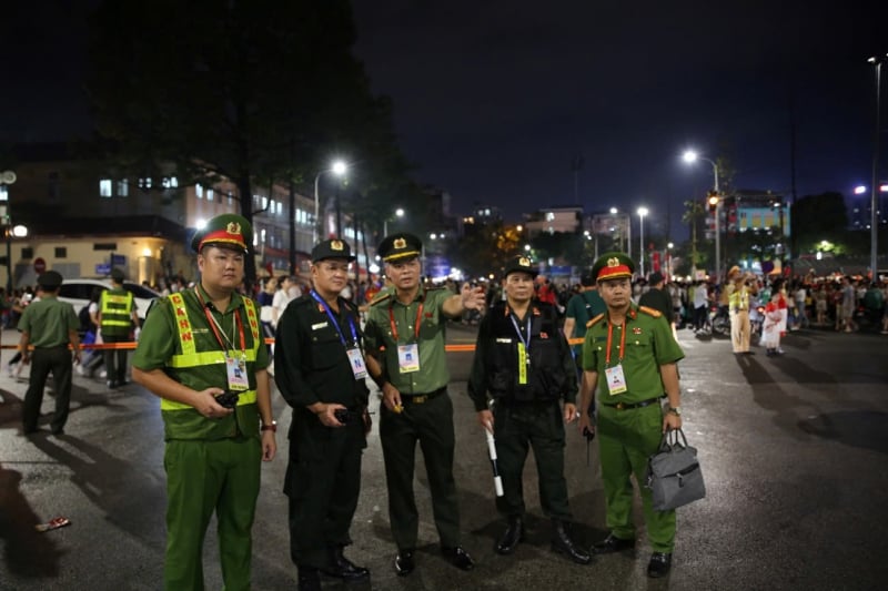 Nuit blanche à Hanoi avant la répétition du défilé -0