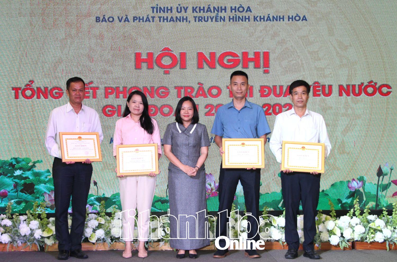 សមមិត្ត ថៃ ធី ឡឺហាំង ប្រគល់ប័ណ្ណសរសើរដល់សមូហភាពឆ្នើម។