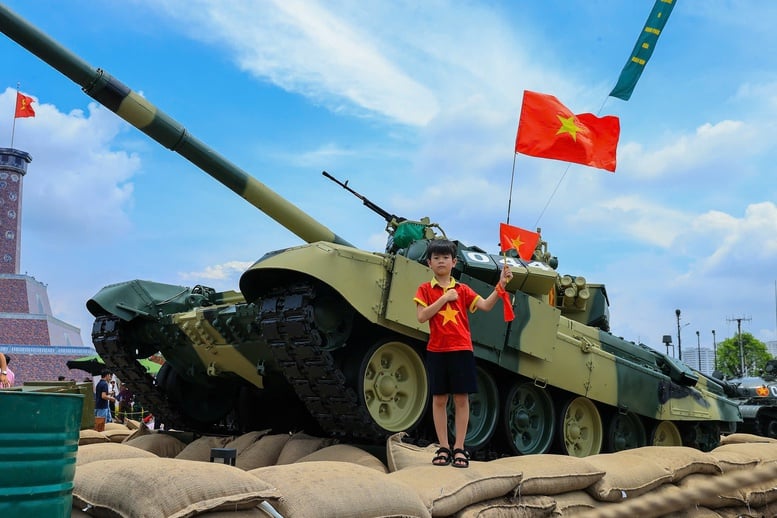 Người dân say mê chiêm ngưỡng khí tài quân sự tại Triển lãm thành tựu đất nước- Ảnh 8.